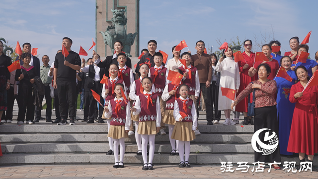 汝南：禮贊新中國成立74周年 千人快閃向祖國深情告白